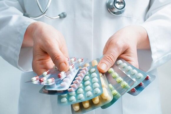 doctor chooses antibiotics for prostatitis